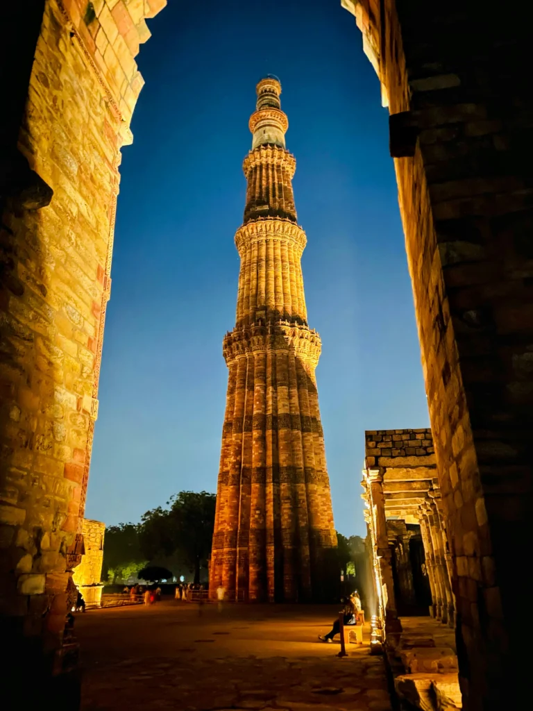 Couple doing pre-wedding photoshoot at Qutub Minar