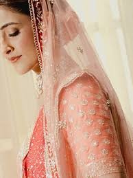 Classic low bun with fresh flowers for bridal stylingo