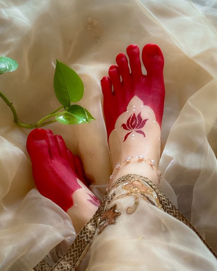  Bridal feet decorated with traditional alta