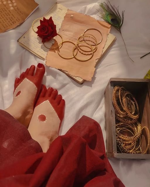 Applying alta for bridal ceremony