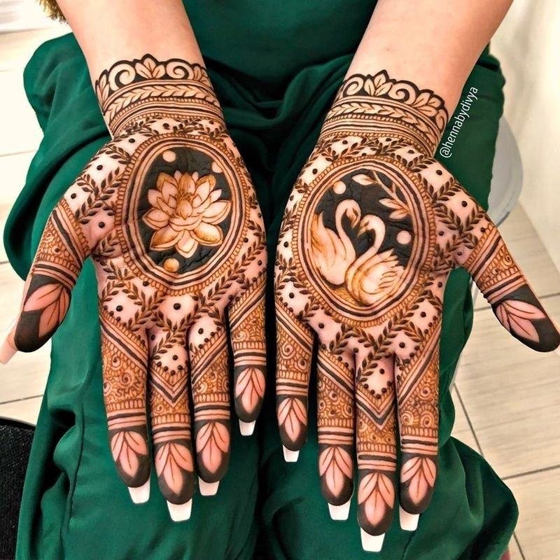 Full chand mehndi design on bridal palm
