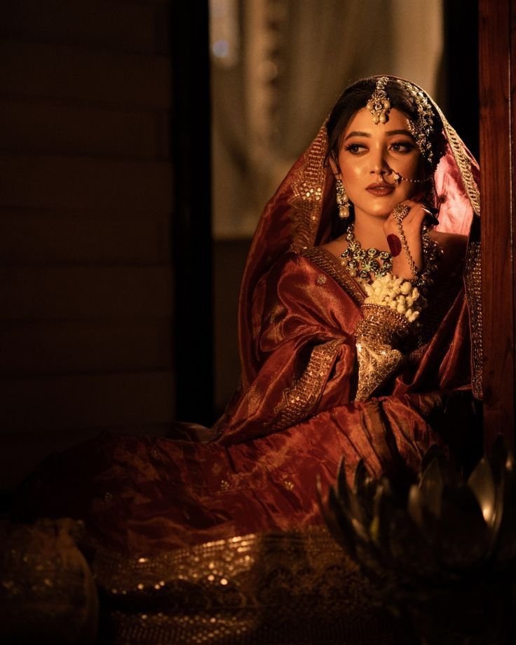 bridal soft glam dupatta pose
