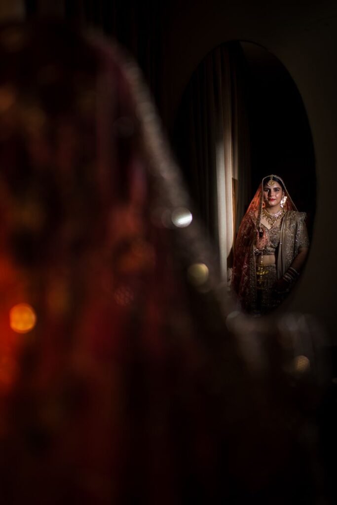 bridal mirror reflection photo pose