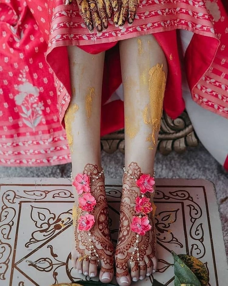 Bride wearing colorful juttis for mehndi ceremony